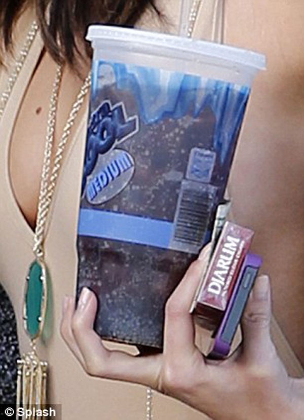 
	
	Gói thuốc lá trên tay Selena